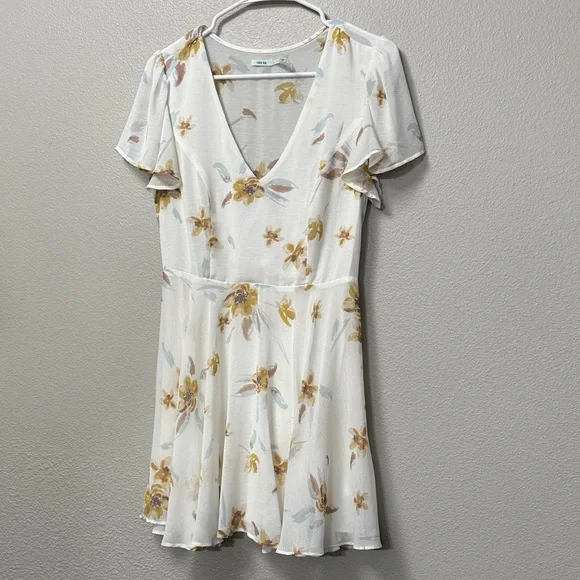 Urban Outfitters Kimchi Blue Sarah Flutter-Sleeve Chiffon Mini Dress - Picture 2 of 14